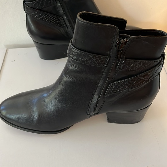 COACH PAULINA BLACK LEATHER ANKLE BOOTS EMBOSSED SNAKE BELT SIZE 7.5 - Picture 5 of 9